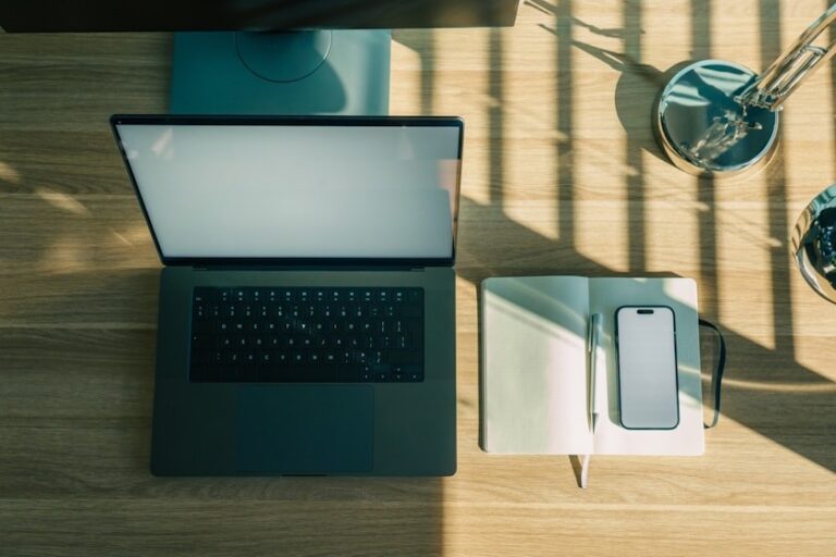 Firemní notebook a pracovní stanice na&nbsp;kancelářském stole