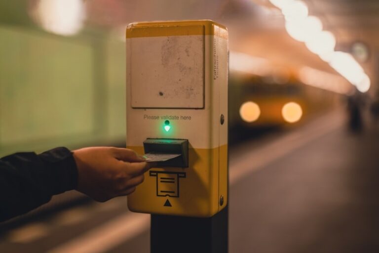 Zaměstnanec přikládá kartu k&nbsp;docházkovému terminálu