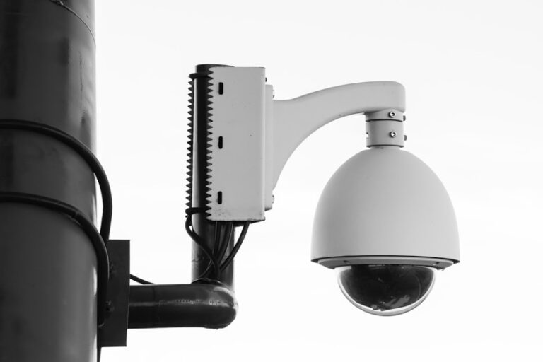 Kamera kamerového systému na&nbsp;sloupu venkovní instalace