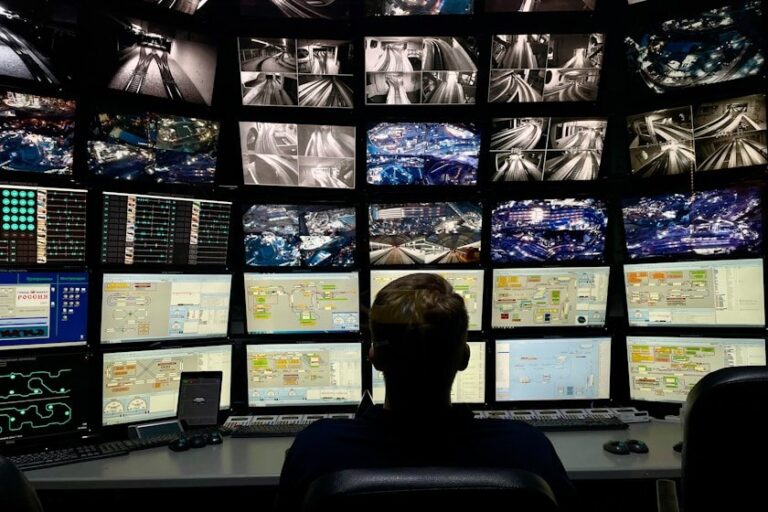 Operátor dohledového centra sleduje monitory