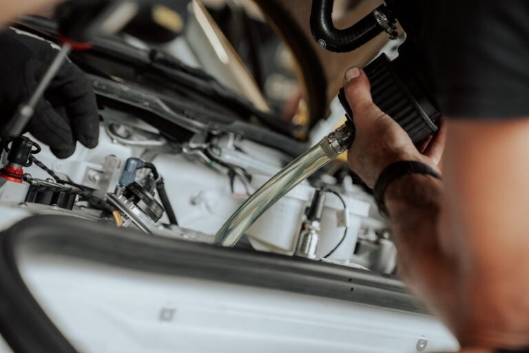 Práce na&nbsp;elektroinstalaci vozidla v&nbsp;servisu